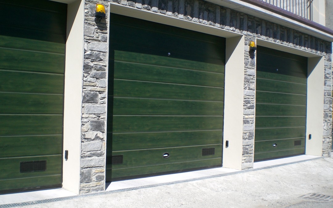 Porta Sezionale finto legno verde edera Mezzegra – CO