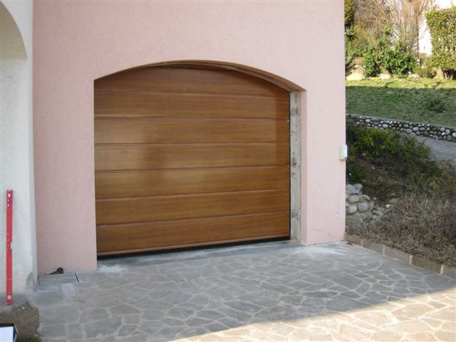 Porta sezionale finto legno mod. Tocantis posato a Cavallaca CO