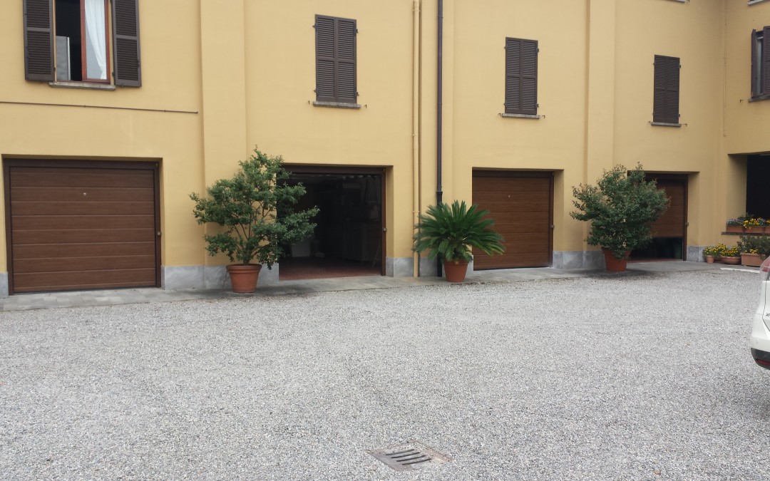 PORTONI SEZIONALI FINTO LEGNO POSATI A ROVELLASCA