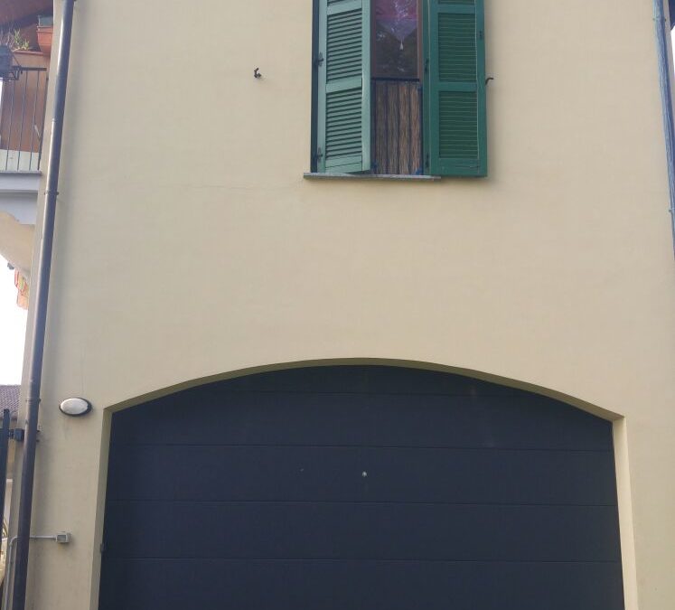 SEZIONALE MOD. RONDONIA RAL 7016 MAREZZATO POSATO A VERTEMATE CON MINOPRIO