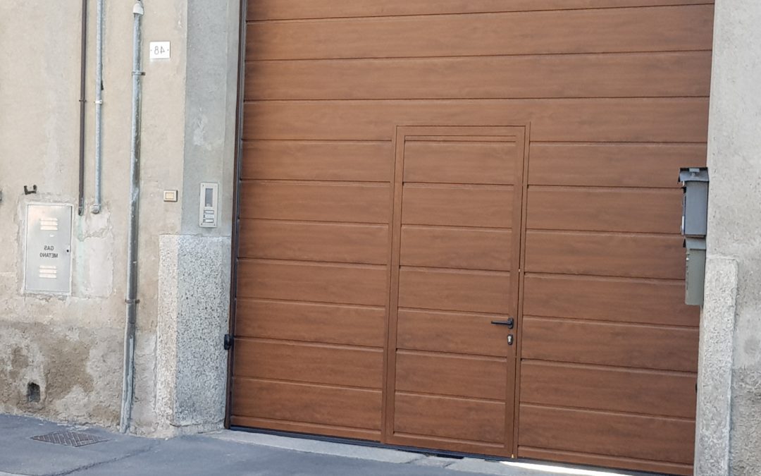 SEZIONALE FINTO LEGNO CON PORTINA CESANO MADERNO