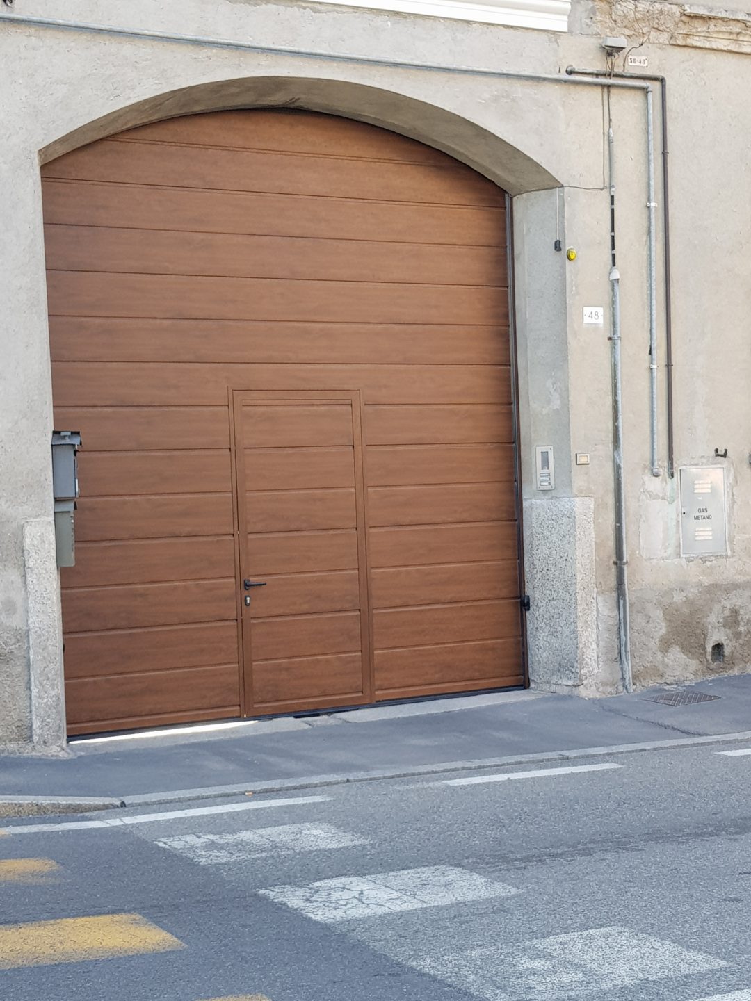 Sezionale finto legno con portina ingresso corte posato a Cesano Maderno
